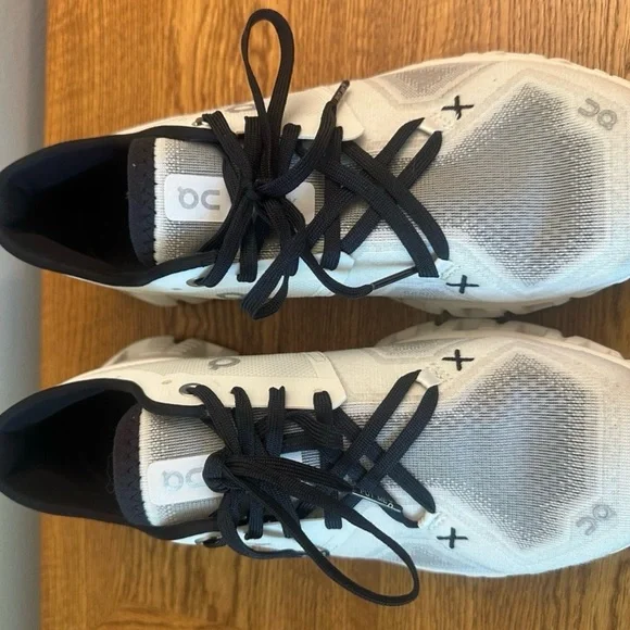 On Running women’s White and Black Athletic Shoes 8.5, great condition! - Picture 13 of 13